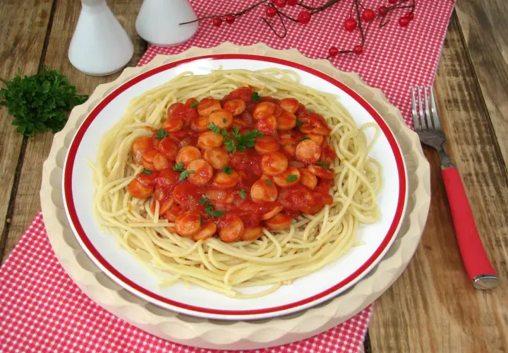 Szybkie i proste spaghetti z parówkami, które pokochają dzieci