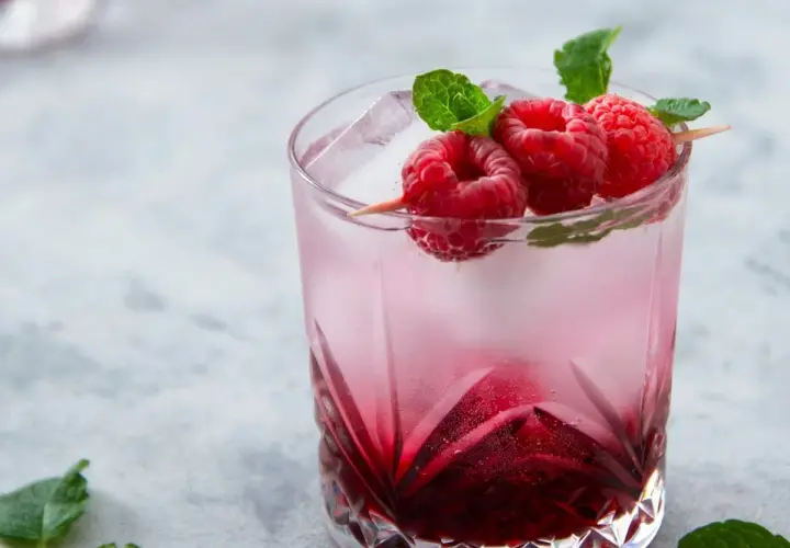 Jak przygotować shoty "wściekły pies"? Proporcje syropu i tabasco są kluczowe dla idealnego smaku. Drink z malinami i miętą.