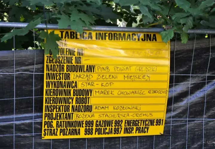 Mam pozwolenie na budowę, co dalej? Tablica informacyjna na budowie zawiera dane inwestora, wykonawcy i kierownika budowy.
