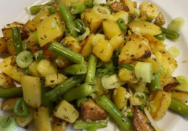 Herzhafte Kartoffel-Bohnen-Pfanne mit Frühlingszwiebeln, goldbraun gebraten und mit Kräutern verfeinert. Ein Genuss!