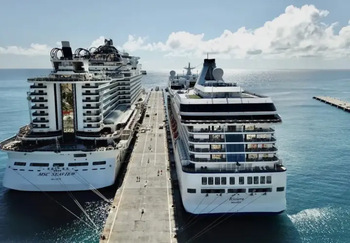Zwei riesige Kreuzfahrtschiffe, die MSC Seaview und die Riviera, liegen nebeneinander im Hafen. Sie sind definitiv unter den 10 besten Kreuzfahrtschiffen.