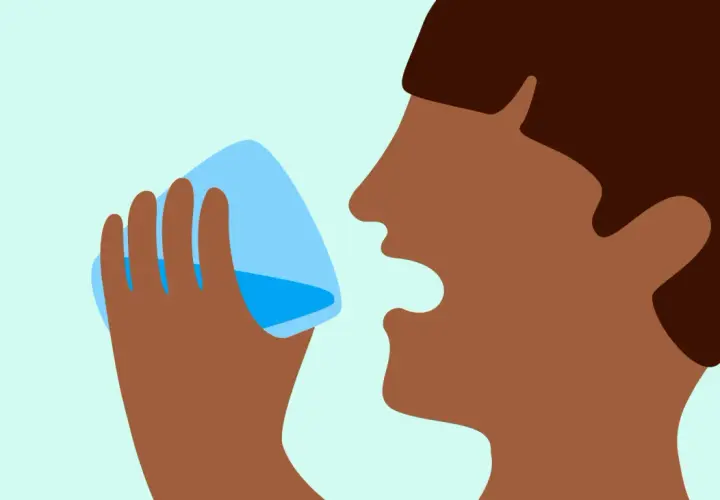 Person buvant de l'eau pour soulager une gorge sèche.