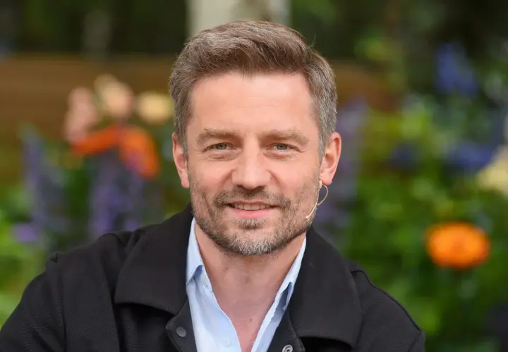 Marcin Rogacewicz, znany z ról w serialach, prezentuje się z uśmiechem. Jego wiek dodaje mu uroku.
