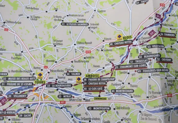 Mapa turystyczna regionu z licznymi zamkami i miastami nad Loarą, m.in. Blois, Amboise, Tours.