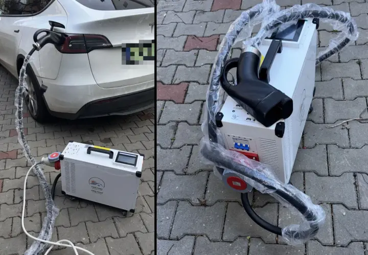 Domowa stacja ładowania samochodów elektrycznych cena. Biała Tesla podłączona do ładowarki na kostce brukowej.