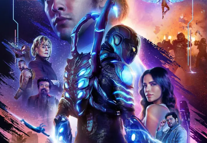 Affiche du film Blue Beetle, avec le héros en armure bleue lumineuse. On y voit aussi les acteurs principaux. La date de sortie de Blue Beetle 2 n'est pas encore annoncée.