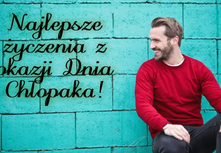 Uśmiechnięty mężczyzna w czerwonym swetrze. Napis: Najlepsze życzenia z okazji Dnia Chłopaka! Idealny pomysł, co miłego napisać chłopakowi w ciągu dnia.