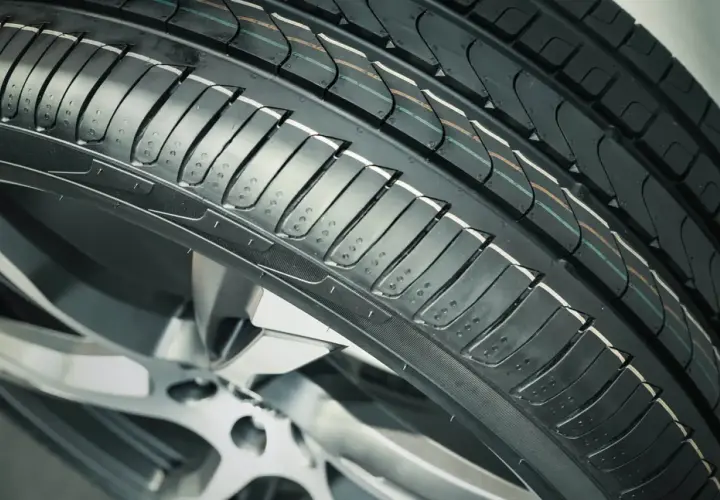 Nowe opony Hankook z widocznym bieżnikiem. Wiele osób szuka opony Hankook opinie, by podjąć decyzję o zakupie.