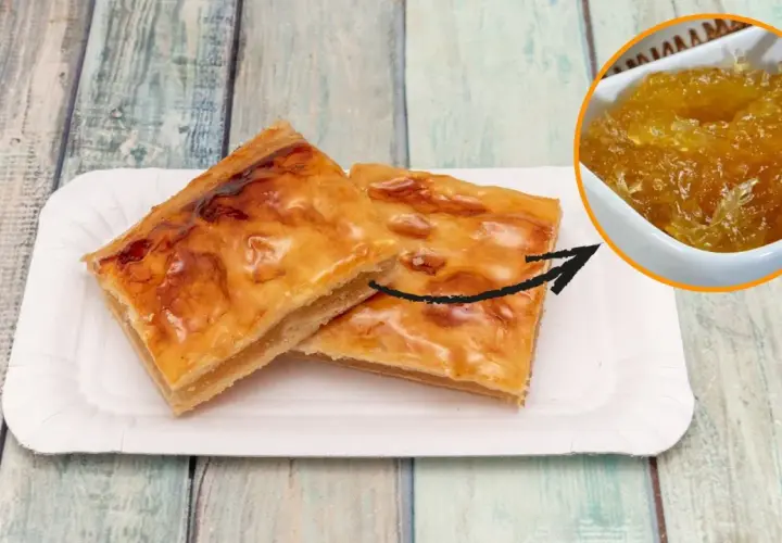 Dos trozos de pastel dorado con un relleno que parece pelo de ángel, servidos en un plato de papel.