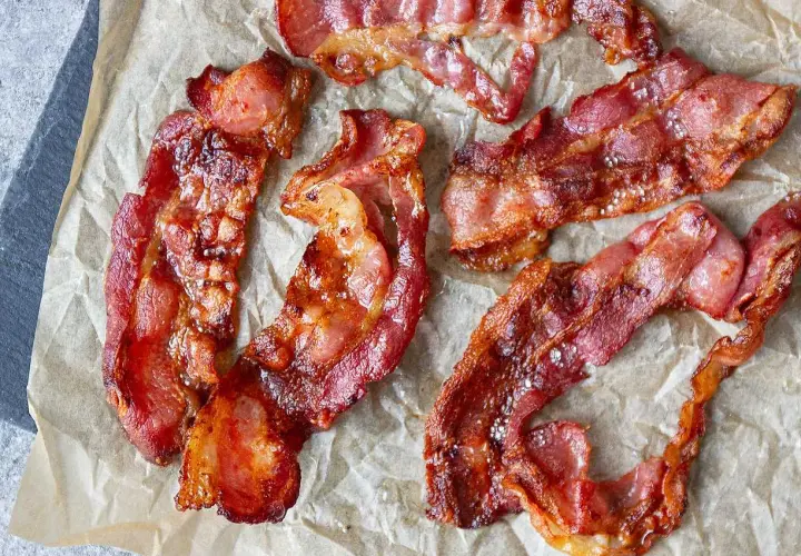 Krispigt, gyllene bacon i airfryer, perfekt för en snabb och god frukost.