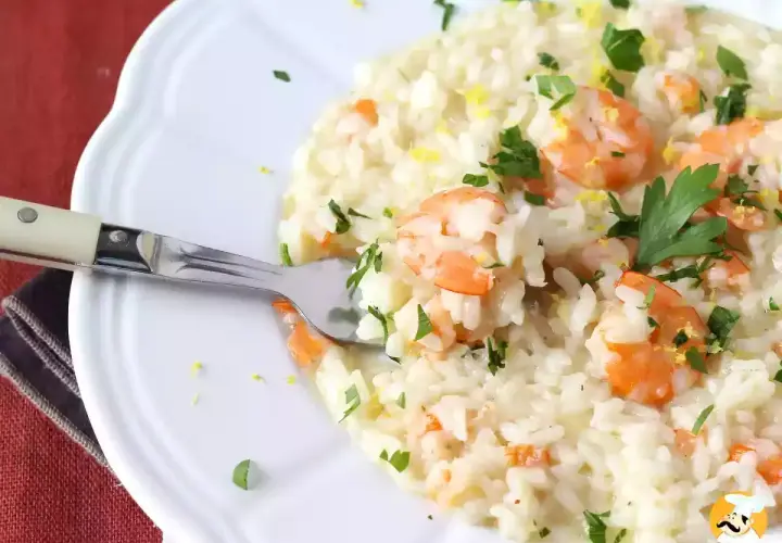 Crema de risotto con gambas, perejil y ralladura de limón. Los ingredientes principales para un delicioso risotto.