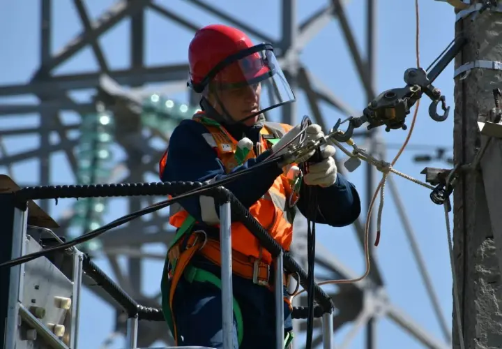 Zarobki pomocnika elektryka 2026: Ile zarobisz? [Sprawdź!]