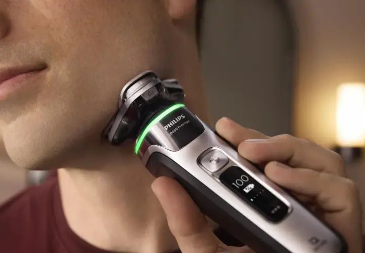 Mężczyzna goli twarz golarką Philips 9000 Prestige. Zastanawiasz się, jaką golarkę wybrać? Ta zapewni Ci idealne golenie.