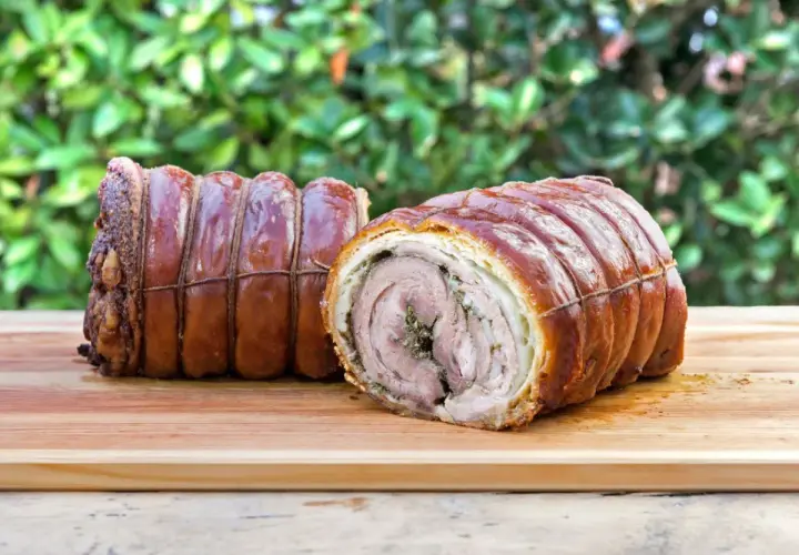 Rolowana porchetta z boczku, idealna do domowego obiadu. Poznaj, jak zrobić prawdziwą włoską porchettę z boczku rolowanego w domu.
