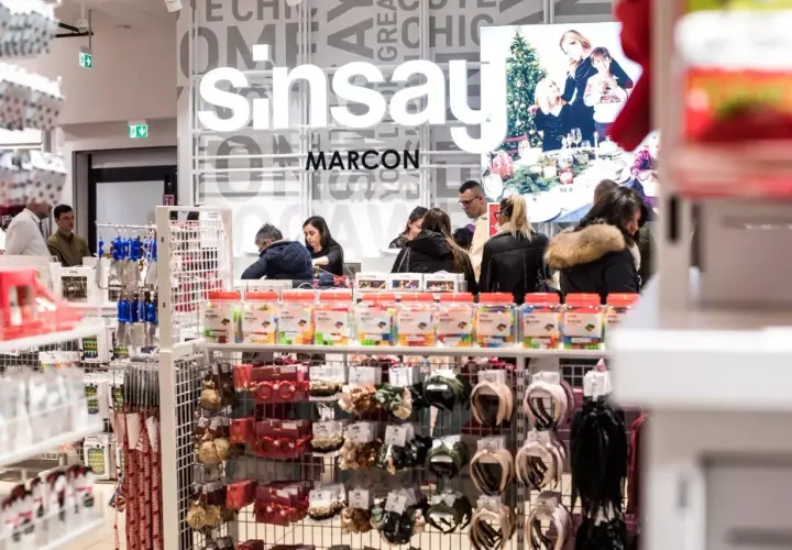 W sklepie Sinsay klienci wybierają akcesoria. W tle widoczny jest baner świąteczny. Dostępne są różne metody płatności.