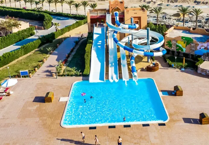Wodne zjeżdżalnie i basen w Dream Lagoon Aqua Park Resort. Opinie gości potwierdzają świetną zabawę dla całej rodziny.