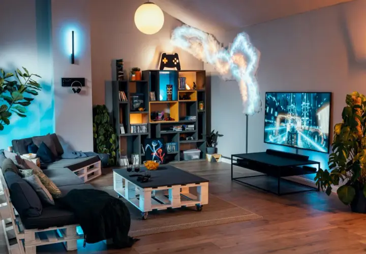 Gemütlicher hobbyraum einrichten mit Paletten-Sofa, Gaming-Regal, großer TV und stimmungsvoller Beleuchtung.