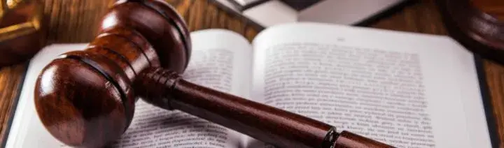 Kto pisze pozew rozwodowy i jak uniknąć błędów w procesie?