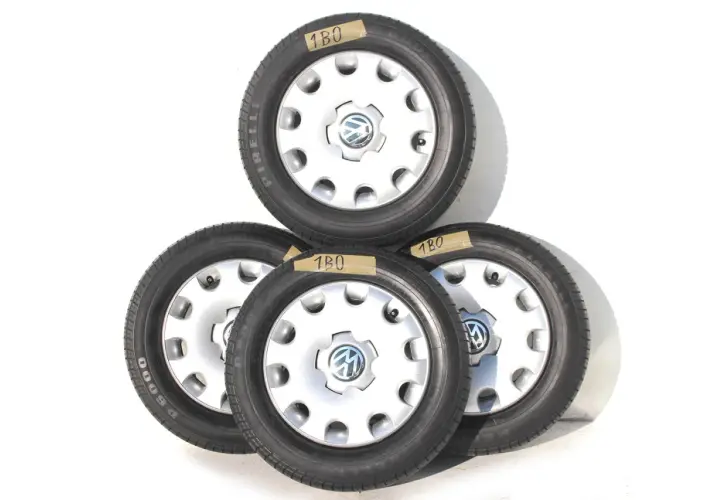 Komplet czterech kół z felgami i oponami Pirelli P6000, idealnych jako jakie opony do Golfa 4 1.9 TDI.
