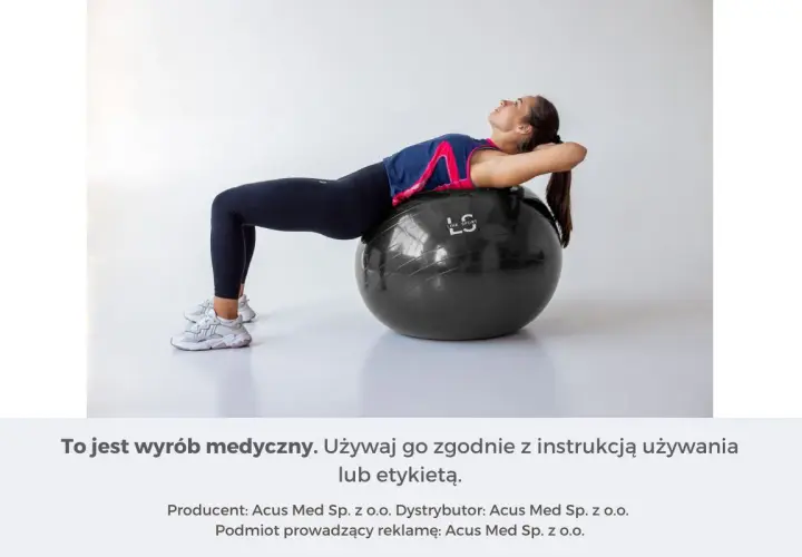 Kobieta ćwiczy na czarnej piłce gimnastycznej, opierając na niej plecy.