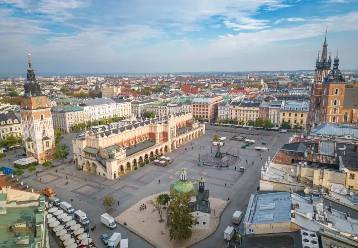Kraków zwiedzanie: Rynek Główny z Sukiennicami, Kościołem Mariackim i wieżą Ratuszową. Widok z lotu ptaka.
