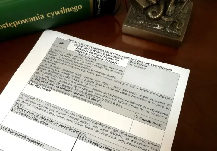 Formularz sprzeciwu od nakazu zapłaty, obok Kodeksu postępowania cywilnego.