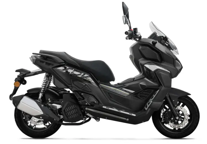 Scooter negro deportivo, listo para recorrer las calles de Keeway España. Diseño moderno y ágil.