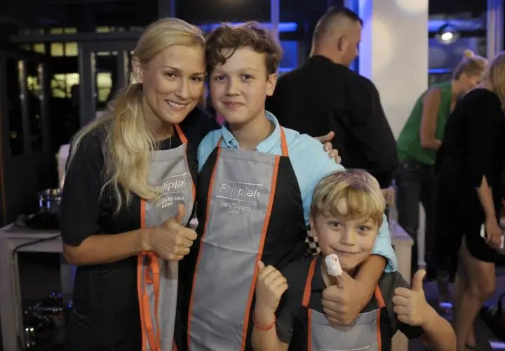 Sylwia Juszczak z synami w fartuchach, gotowi na kulinarną przygodę.
