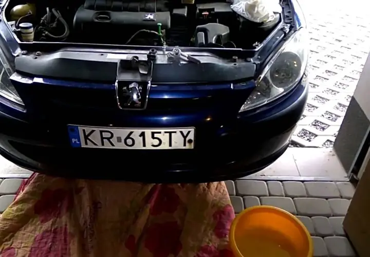 Gdzie wlać płyn do chłodnicy peugeot 307, aby uniknąć przegrzania silnika?