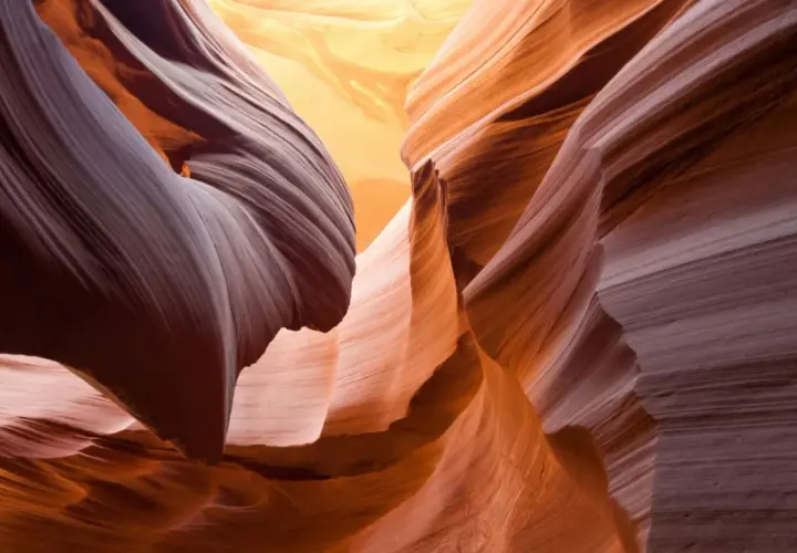 Gefaltete Sandsteinfelsen im Antelope Canyon, einem der besten Reiseziele im September weltweit.