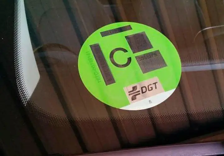 Pegatina DGT en parabrisas. La "C" indica la etiqueta ambiental de tu coche, ayudando a saber qué letra tiene tu coche.