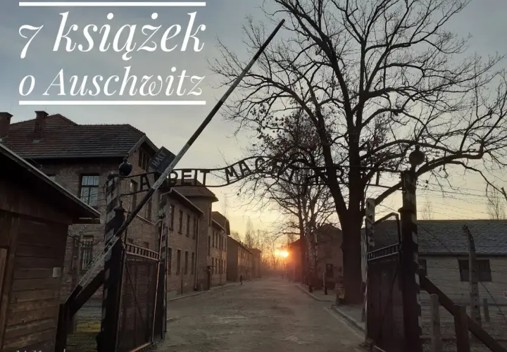 7 książek o Auschwitz. Brama z napisem "Arbeit Macht Frei" i budynki obozu.