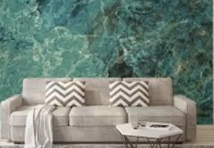 Soggiorno moderno con divano grigio e carta da parati su cartongesso effetto marmo verde acqua.