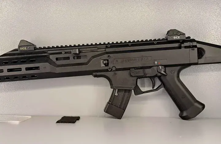 Cz Scorpion Evo 3 S1 Carbine cena. Czarny karabinek z kolimatorem na szynie Picatinny, magazynkiem i chwytem pistoletowym.