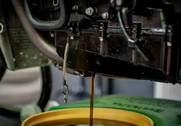 Aceite de motor fluye, mostrando su densidad. Un cambio de aceite es crucial para el buen funcionamiento.