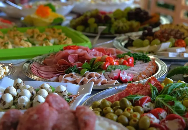 Bogaty catering imprezowy: wędliny, jajka przepiórcze, oliwki, warzywa i owoce. Idealne menu na przyjęcie.