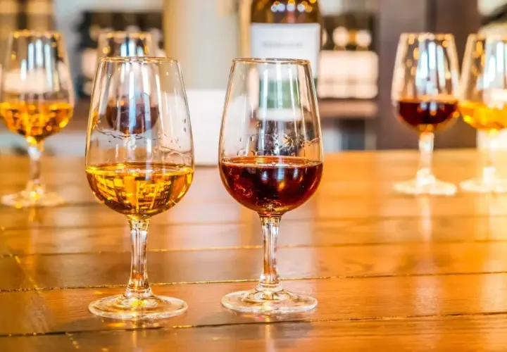 Degustacja win wzmacnianych: Porto i Sherry. Różnica między nimi i ich rodzaje widoczne w kieliszkach.