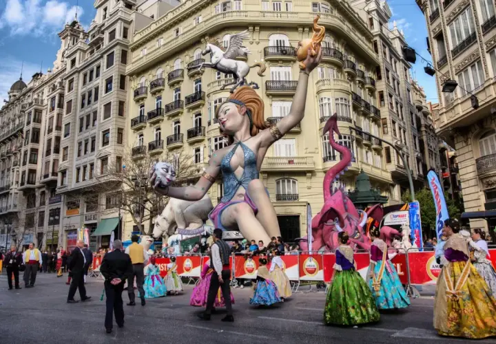 Gigantescas figuras de fantasía, como un dragón rosa y una mujer con un pegaso, dominan la calle en las Fallas 2026.