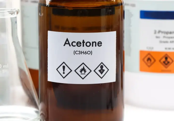 Butelka z acetonem i probówka. Szukasz, czym zastąpić aceton? Może izopropanol?