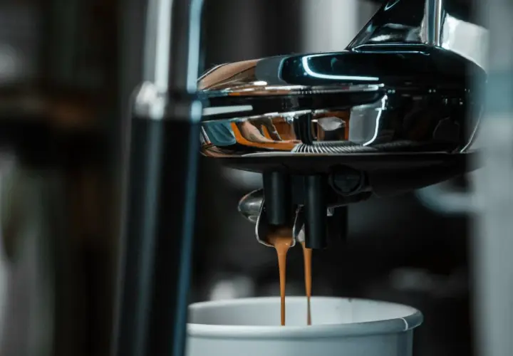 Kawa z ekspresu DeLonghi kapie do filiżanki. Czyżby to był ten dziwny smak kawy z ekspresu DeLonghi, który ostatnio czuć?