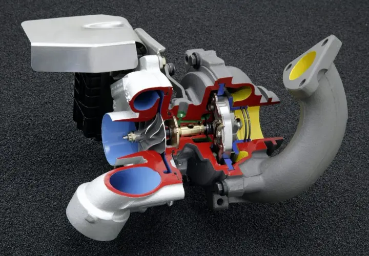 Przekrój turbosprężarki, ukazujący wirnik i turbinę. Mechanizm ten może powodować tzw. turbo lag, czyli opóźnienie reakcji silnika.
