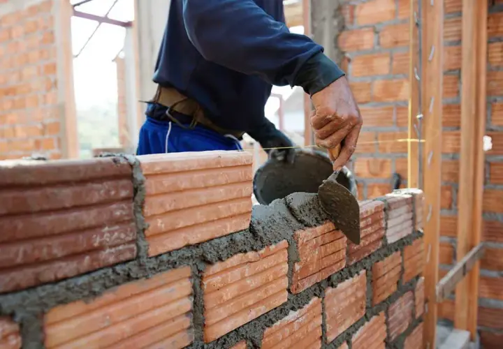 Murowanie na klej czy zaprawę: Która metoda jest lepsza dla Twojego projektu?