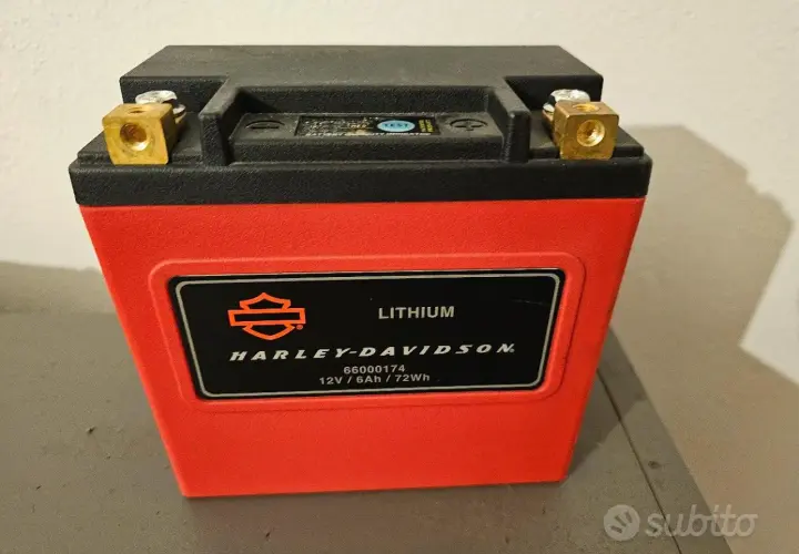 Batteria al litio Harley-Davidson, perfetta per la tua 883. Potenza e affidabilità per ogni viaggio.