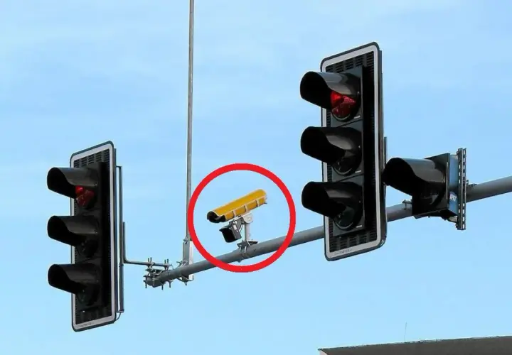 Kamery Red Light: Gdzie są, jak działają i ile kosztuje mandat?