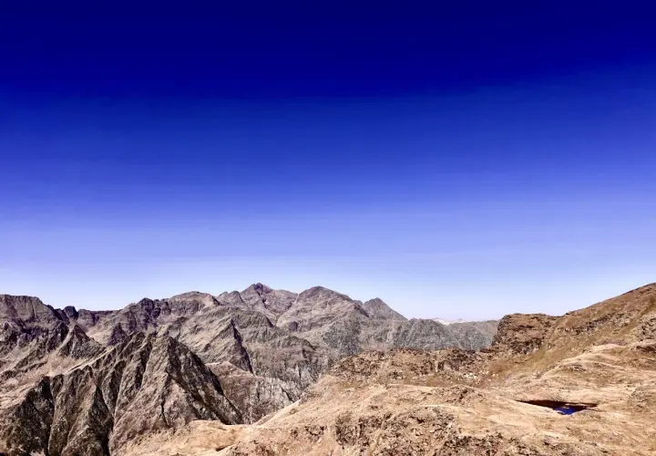 Paisaje montañoso en el parque natural Comapedrosa bajo un cielo azul intenso.