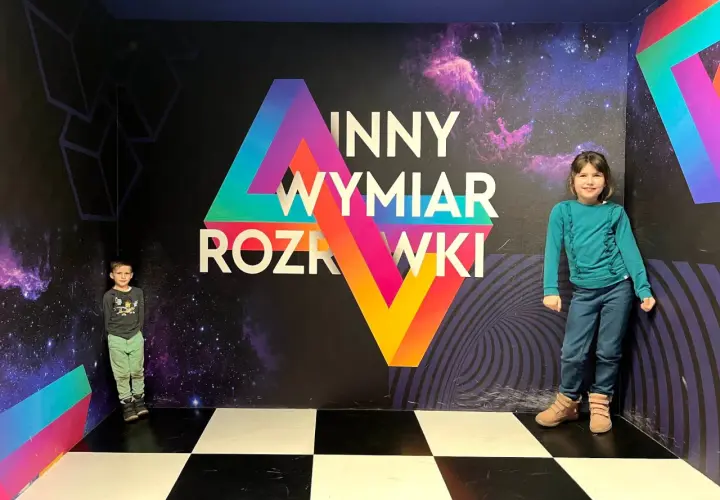 Dzieci odkrywają "Inny Wymiar Rozrywki" w Warszawie. To świetne atrakcje dla dzieci, pełne kosmicznych wrażeń i optycznych iluzji.