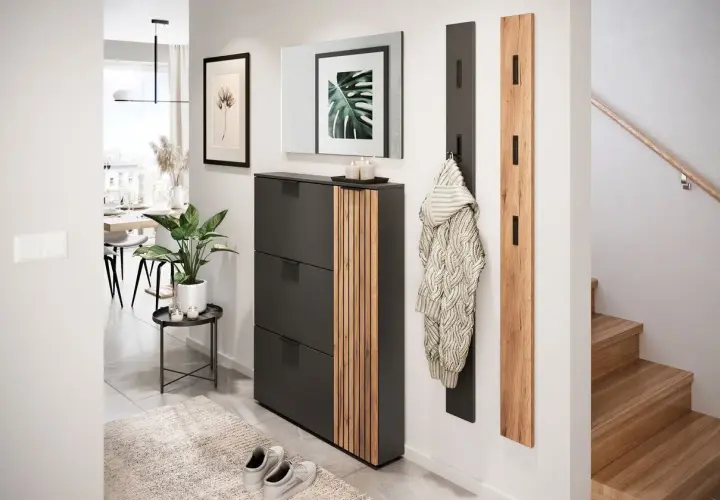 Schmaler Flur Ideen: Schuhschrank, Garderobe, Spiegel und Pflanze schaffen Ordnung und Stil. Treppe rechts.