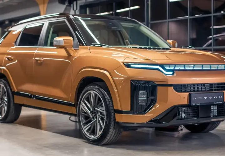 Pomarańczowy SUV z nowoczesnym designem, jeden z nowych koreańskich marek aut.