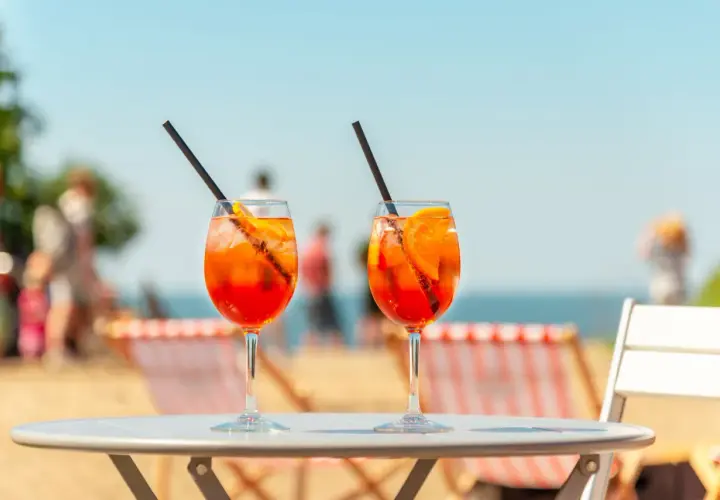 Dwa Aperol Spritz na stole plażowym. Idealny aperol przepis na upalny dzień.