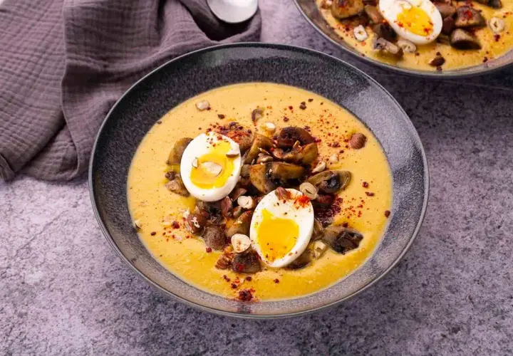 Velouté de patate douce garni de champignons, de noisettes et d'un œuf mollet.